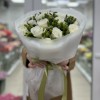 17 белых роз с гиперикумом